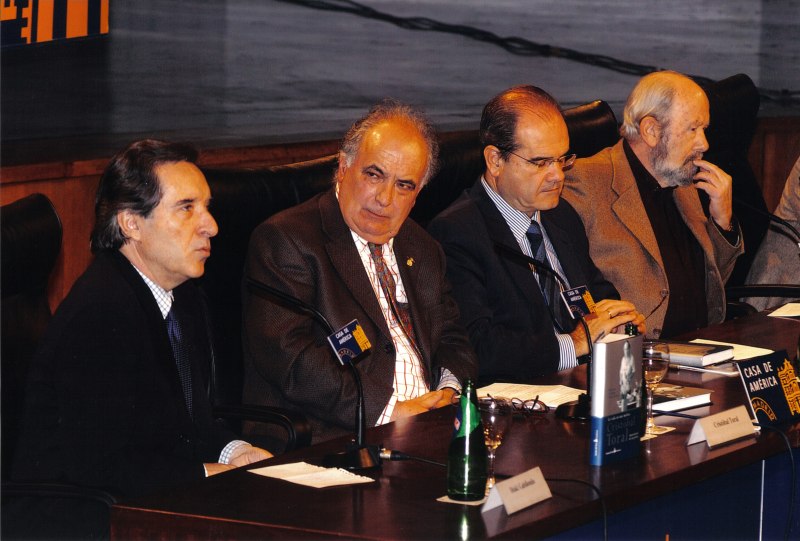 2003 - En la presentación de su libro La vida en una maleta, en la Casa de América con Iñaki Gabilondo, Manuel Chaves, José Manuel Caballero Bonald y Belén Gómez